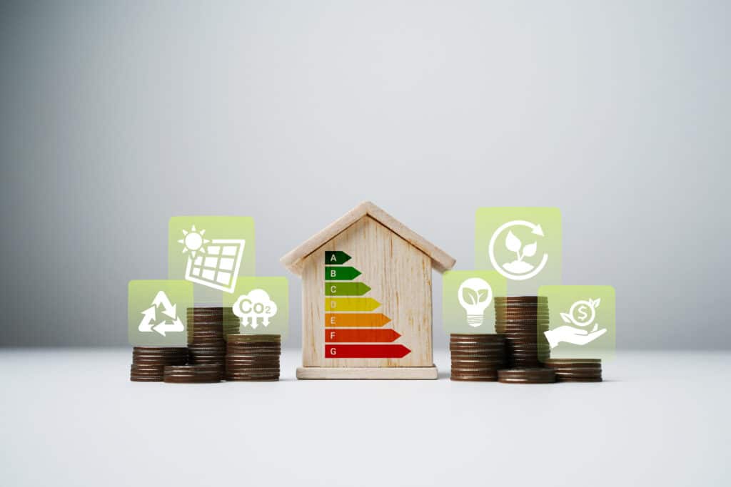 Maison bois avec étiquette énergie A-G. Piles de pièces et icônes: solaire, CO2, recyclage, ampoule éco, gains financiers. Éco-habitat durable.