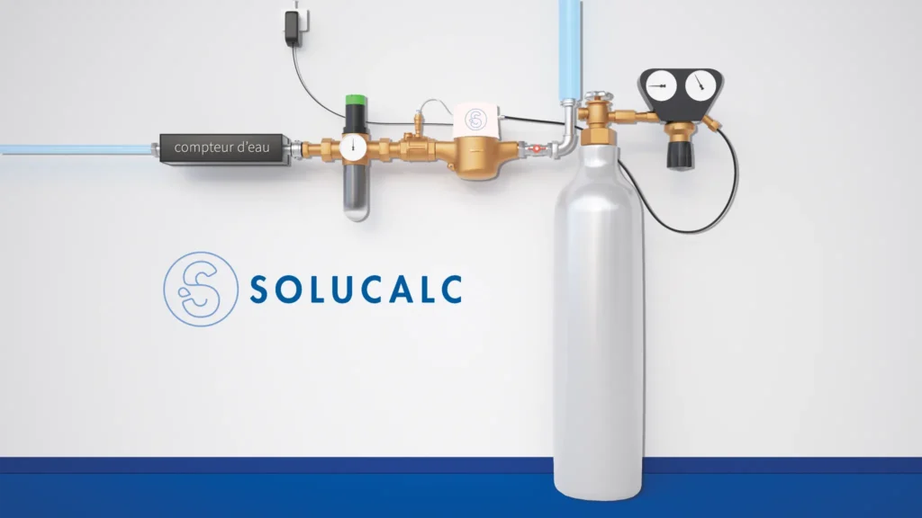 Système de traitement d'eau SOLUCALC mural avec compteur d'eau, filtre, unité principale et bouteille de gaz avec manomètres.